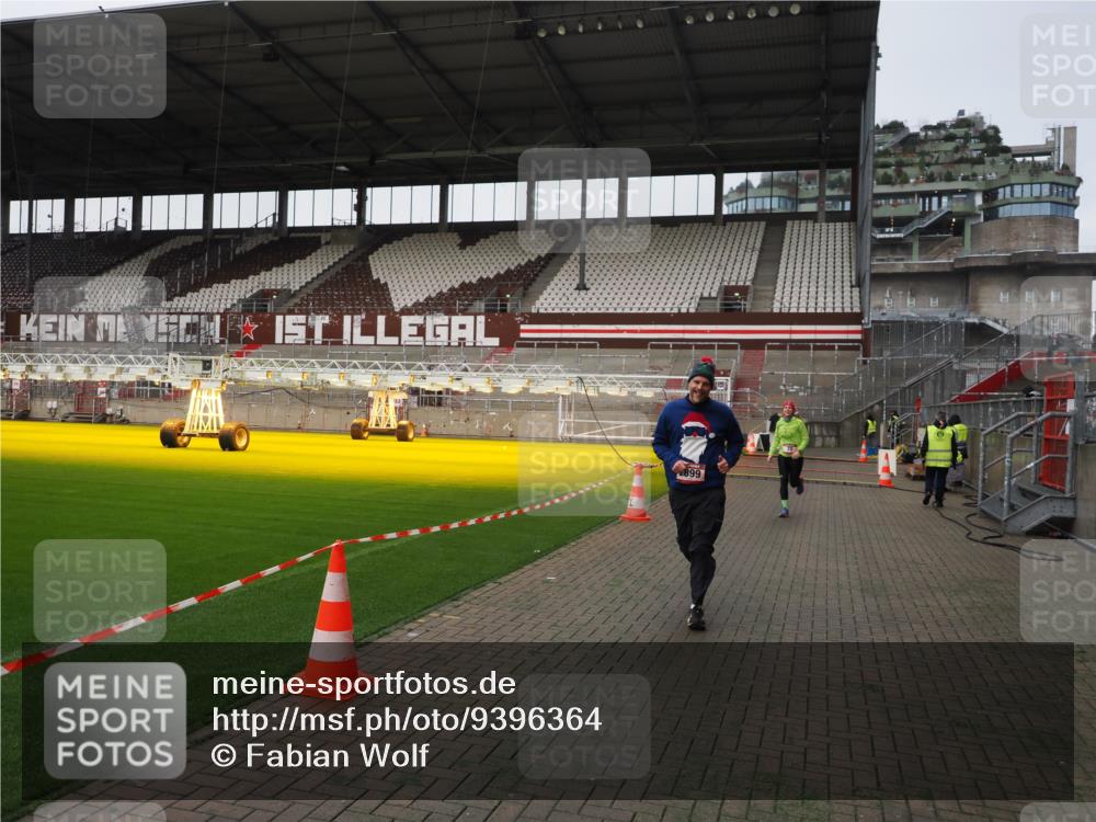 07.12.2025 - St. Pauli X-Mass-Run No. 15 Fabian Wolf http://msf.ph/oto/9396364 07.12.2025 10:37:58 Ziel 70, 2899, 3069, 4872 meine-sportfotos.de