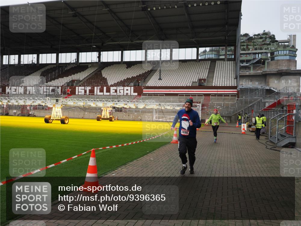 07.12.2025 - St. Pauli X-Mass-Run No. 15 Fabian Wolf http://msf.ph/oto/9396365 07.12.2025 10:37:58 Ziel 70, 2899, 3069, 4872 meine-sportfotos.de