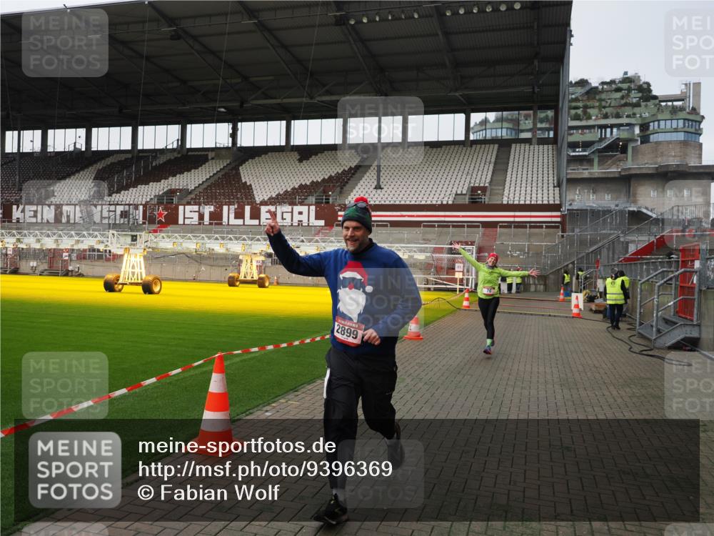 07.12.2025 - St. Pauli X-Mass-Run No. 15 Fabian Wolf http://msf.ph/oto/9396369 07.12.2025 10:37:59 Ziel 70, 2899, 3069, 4872 meine-sportfotos.de
