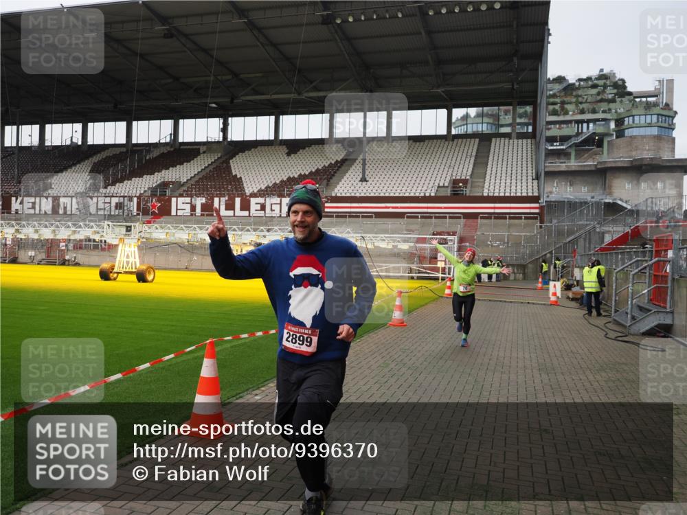 07.12.2025 - St. Pauli X-Mass-Run No. 15 Fabian Wolf http://msf.ph/oto/9396370 07.12.2025 10:37:59 Ziel 70, 2899, 3069, 4872 meine-sportfotos.de