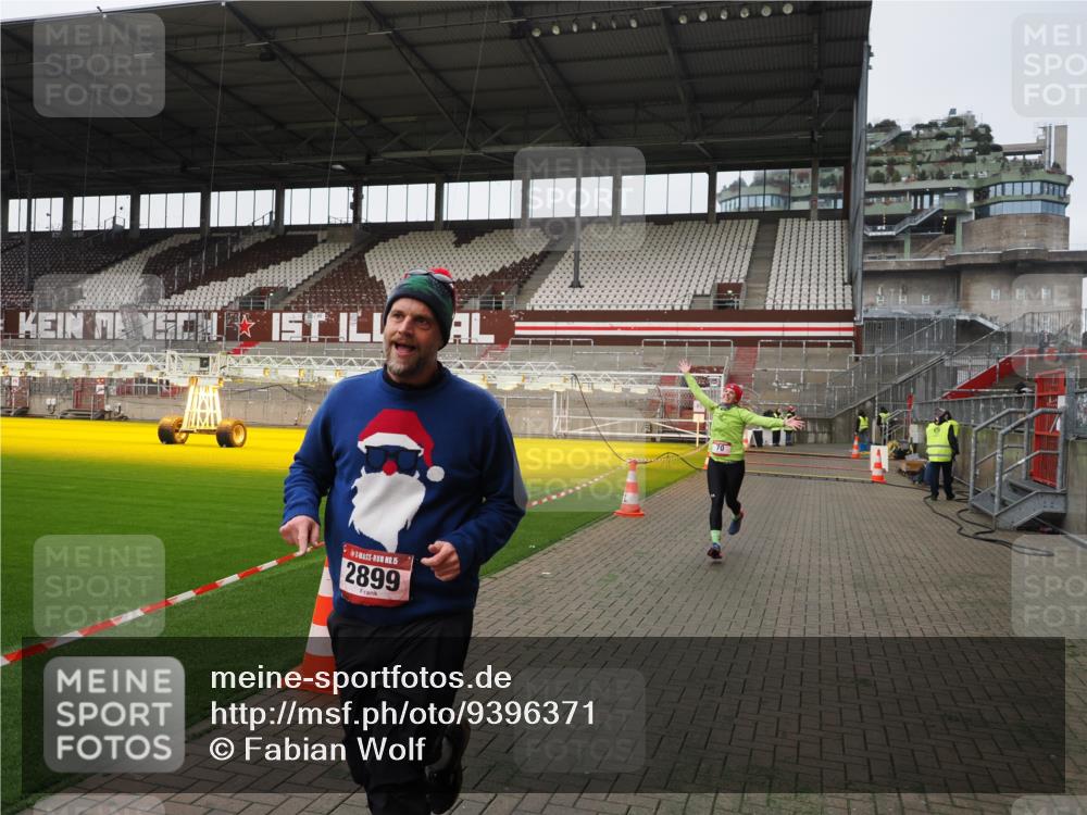 07.12.2025 - St. Pauli X-Mass-Run No. 15 Fabian Wolf http://msf.ph/oto/9396371 07.12.2025 10:38:00 Ziel 70, 2899, 3069, 4872 meine-sportfotos.de
