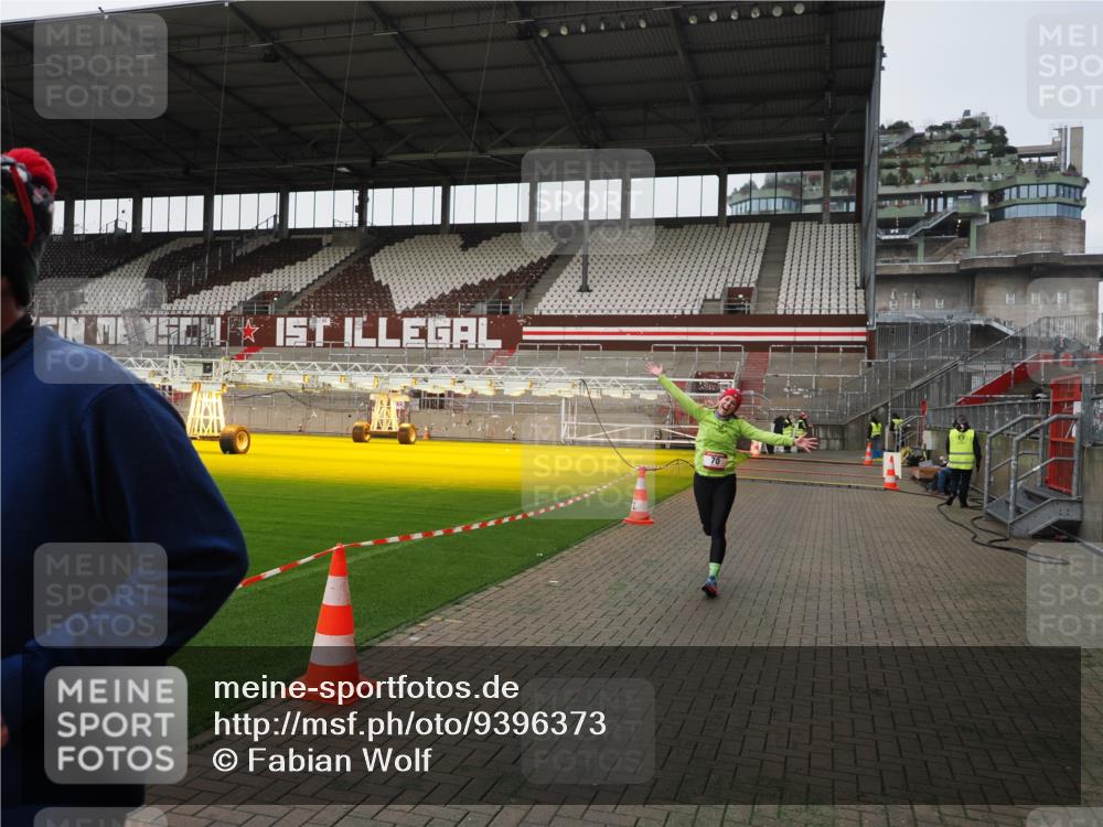 07.12.2025 - St. Pauli X-Mass-Run No. 15 Fabian Wolf http://msf.ph/oto/9396373 07.12.2025 10:38:00 Ziel 70, 2899, 3069, 4872 meine-sportfotos.de