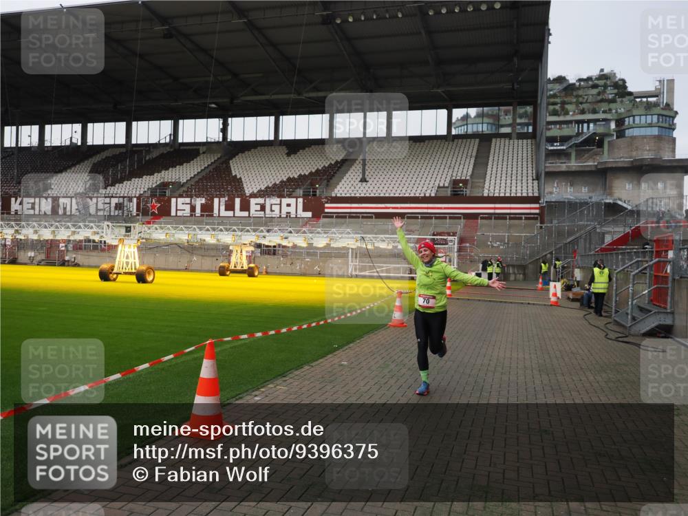 07.12.2025 - St. Pauli X-Mass-Run No. 15 Fabian Wolf http://msf.ph/oto/9396375 07.12.2025 10:38:00 Ziel 70, 2899, 3069, 4872 meine-sportfotos.de