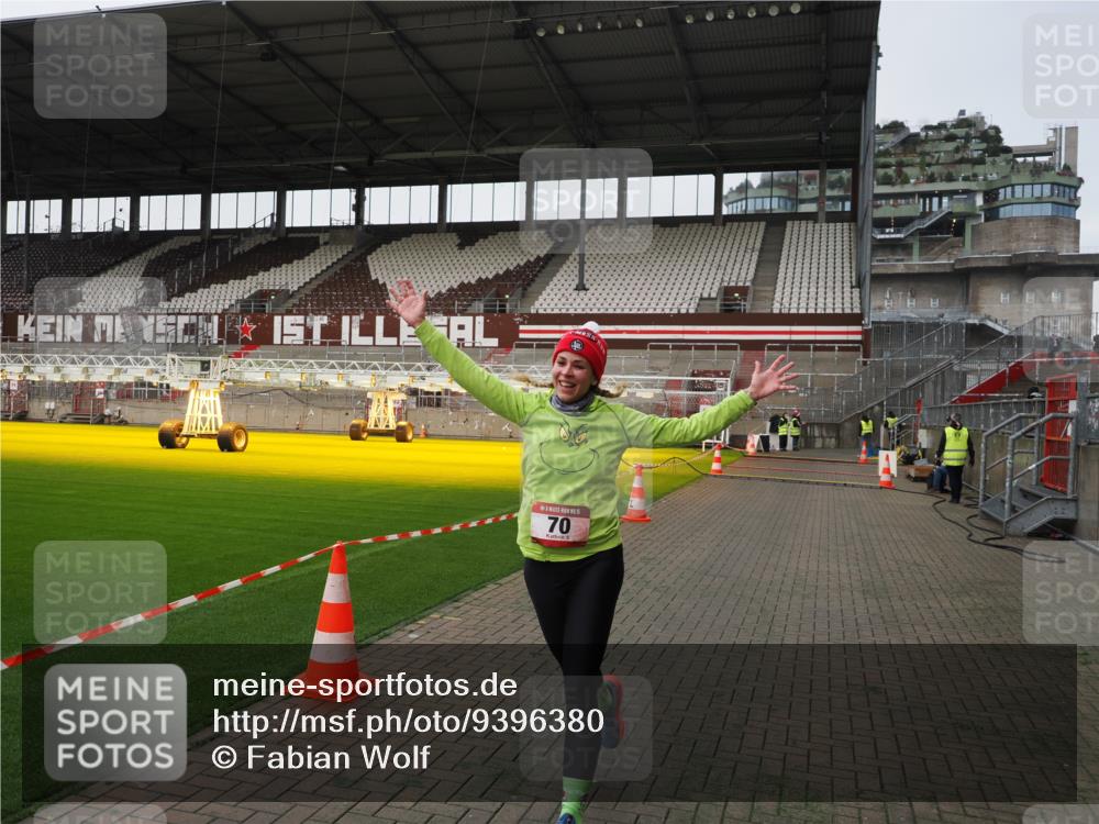 07.12.2025 - St. Pauli X-Mass-Run No. 15 Fabian Wolf http://msf.ph/oto/9396380 07.12.2025 10:38:01 Ziel 70, 2899, 3069, 4872 meine-sportfotos.de