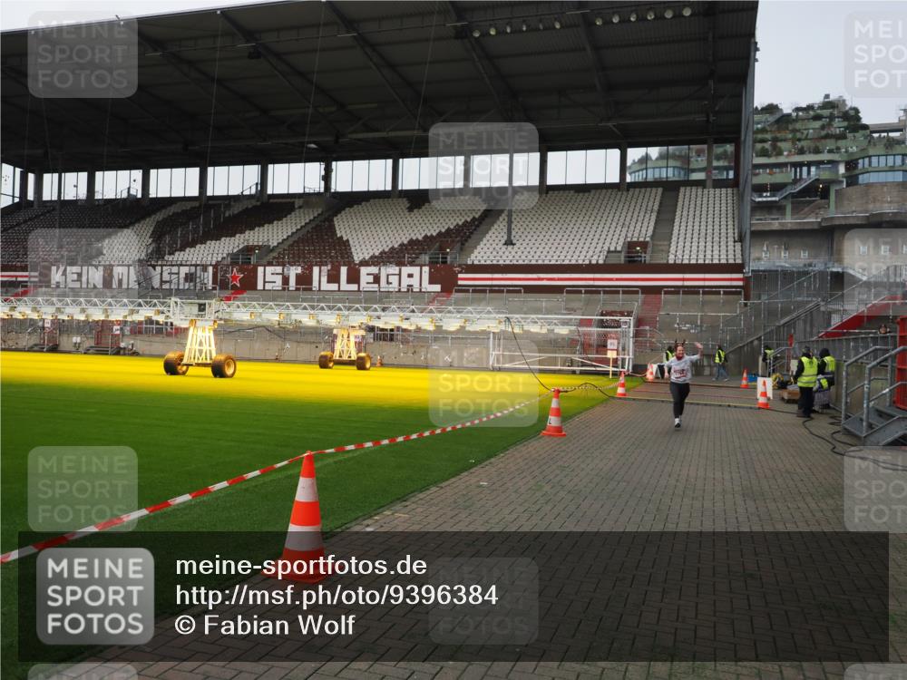 07.12.2025 - St. Pauli X-Mass-Run No. 15 Fabian Wolf http://msf.ph/oto/9396384 07.12.2025 10:38:12 Ziel 70, 1794, 2899 meine-sportfotos.de