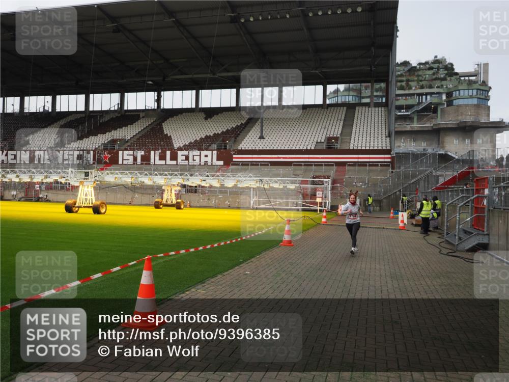 07.12.2025 - St. Pauli X-Mass-Run No. 15 Fabian Wolf http://msf.ph/oto/9396385 07.12.2025 10:38:13 Ziel 70, 1794 meine-sportfotos.de