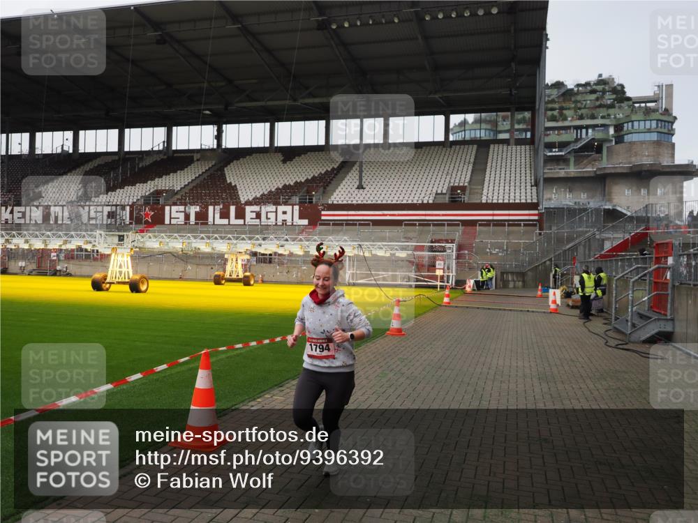 07.12.2025 - St. Pauli X-Mass-Run No. 15 Fabian Wolf http://msf.ph/oto/9396392 07.12.2025 10:38:15 Ziel 70, 1794 meine-sportfotos.de