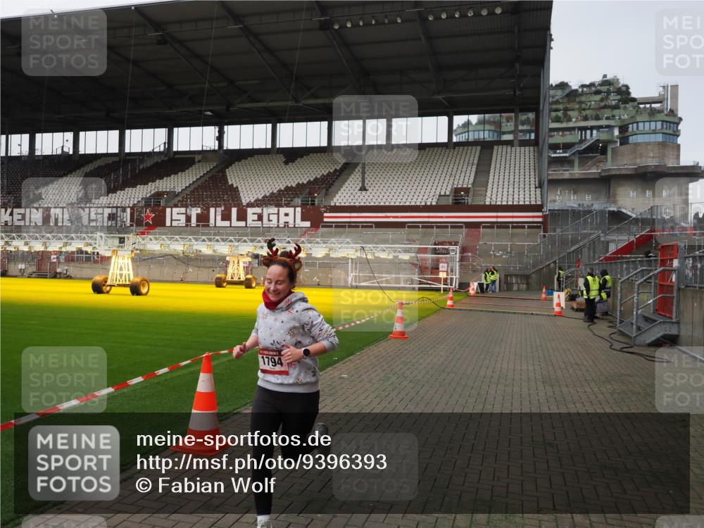 07.12.2025 - St. Pauli X-Mass-Run No. 15 Fabian Wolf http://msf.ph/oto/9396393 07.12.2025 10:38:15 Ziel 70, 1794 meine-sportfotos.de