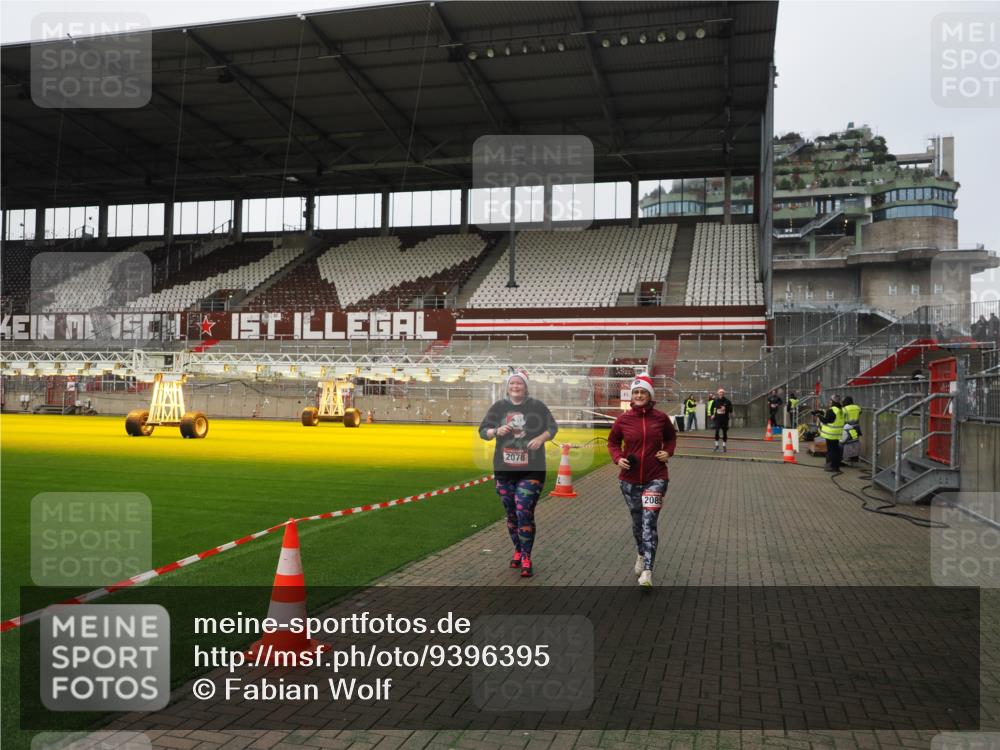 07.12.2025 - St. Pauli X-Mass-Run No. 15 Fabian Wolf http://msf.ph/oto/9396395 07.12.2025 10:38:37 Ziel 2078, 2085, 3058 meine-sportfotos.de