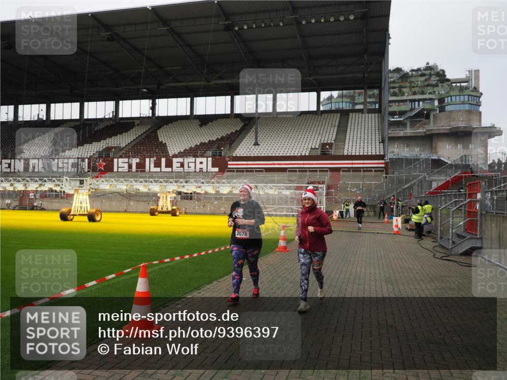 07.12.2025 - St. Pauli X-Mass-Run No. 15 Fabian Wolf http://msf.ph/oto/9396397 07.12.2025 10:38:37 Ziel 2078, 2085, 3058 meine-sportfotos.de