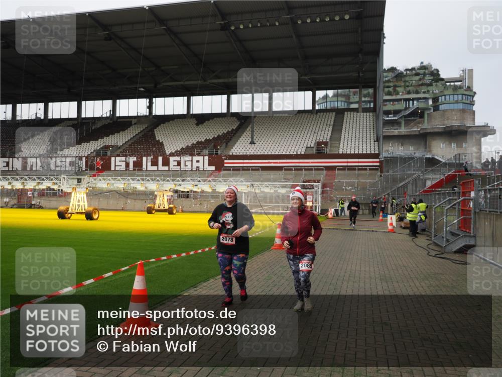 07.12.2025 - St. Pauli X-Mass-Run No. 15 Fabian Wolf http://msf.ph/oto/9396398 07.12.2025 10:38:37 Ziel 2078, 2085, 3058 meine-sportfotos.de