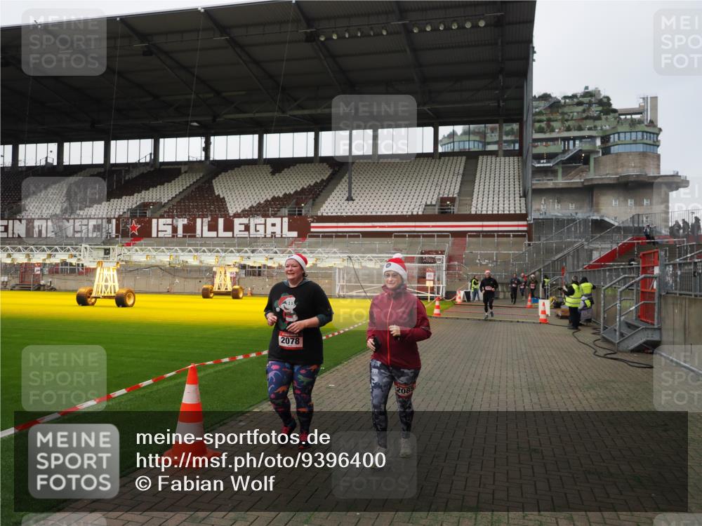 07.12.2025 - St. Pauli X-Mass-Run No. 15 Fabian Wolf http://msf.ph/oto/9396400 07.12.2025 10:38:38 Ziel 2078, 2085, 3058 meine-sportfotos.de