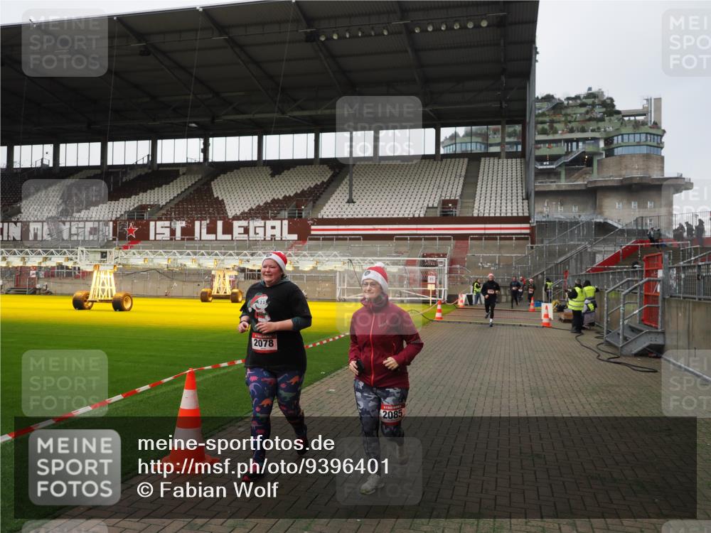 07.12.2025 - St. Pauli X-Mass-Run No. 15 Fabian Wolf http://msf.ph/oto/9396401 07.12.2025 10:38:38 Ziel 2078, 2085, 3058 meine-sportfotos.de