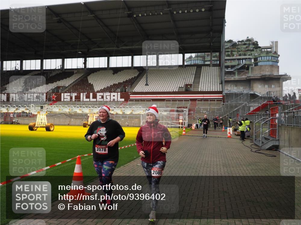 07.12.2025 - St. Pauli X-Mass-Run No. 15 Fabian Wolf http://msf.ph/oto/9396402 07.12.2025 10:38:38 Ziel 2078, 2085, 3058 meine-sportfotos.de