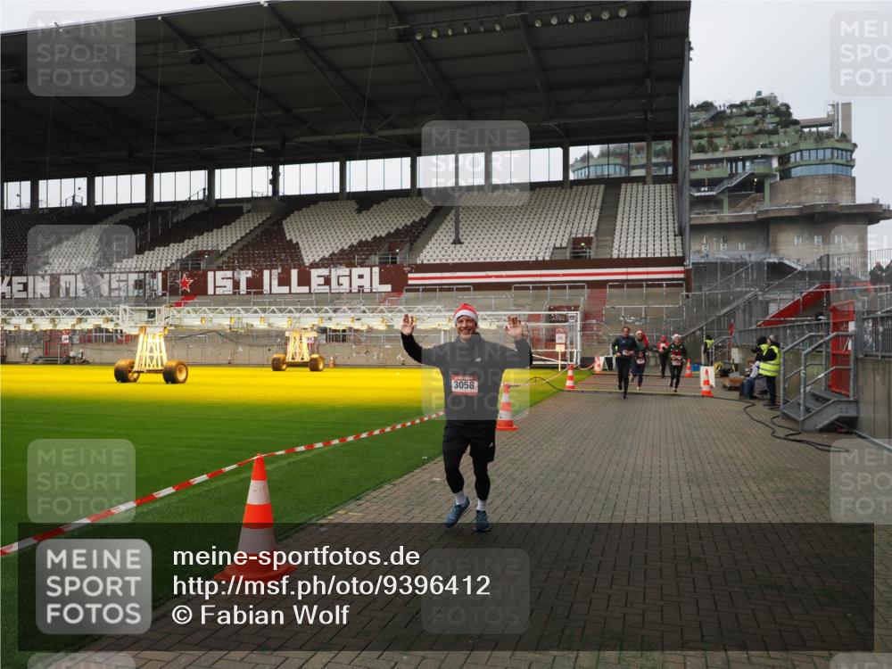 07.12.2025 - St. Pauli X-Mass-Run No. 15 Fabian Wolf http://msf.ph/oto/9396412 07.12.2025 10:38:43 Ziel 1250, 1255, 2078, 2085, 3058, 3061 meine-sportfotos.de