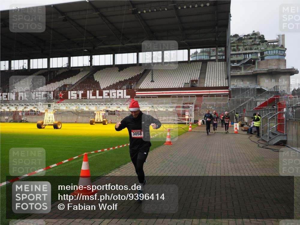 07.12.2025 - St. Pauli X-Mass-Run No. 15 Fabian Wolf http://msf.ph/oto/9396414 07.12.2025 10:38:43 Ziel 1250, 1255, 2078, 2085, 3058, 3061 meine-sportfotos.de