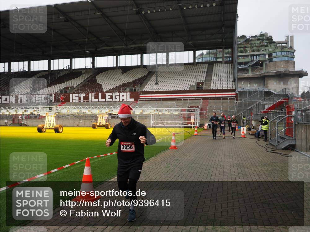07.12.2025 - St. Pauli X-Mass-Run No. 15 Fabian Wolf http://msf.ph/oto/9396415 07.12.2025 10:38:43 Ziel 1250, 1255, 2078, 2085, 3058, 3061 meine-sportfotos.de