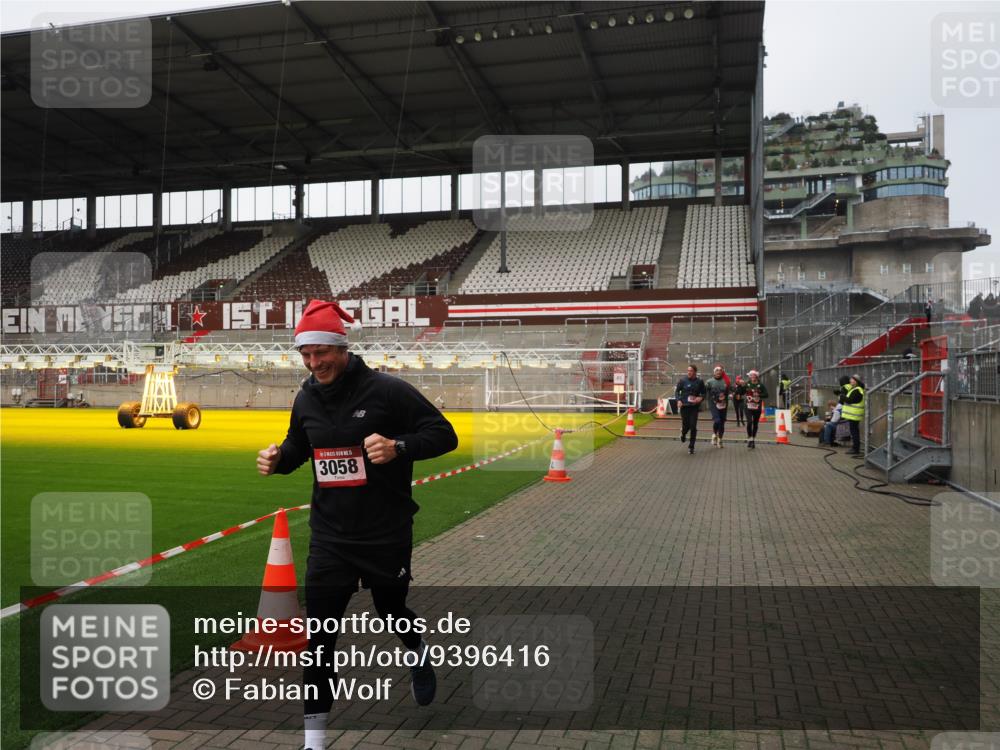 07.12.2025 - St. Pauli X-Mass-Run No. 15 Fabian Wolf http://msf.ph/oto/9396416 07.12.2025 10:38:44 Ziel 1250, 1255, 2078, 2085, 2943, 3058, 3061 meine-sportfotos.de