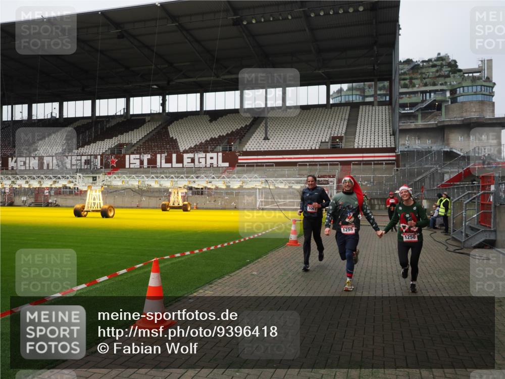 07.12.2025 - St. Pauli X-Mass-Run No. 15 Fabian Wolf http://msf.ph/oto/9396418 07.12.2025 10:38:47 Ziel 1250, 1255, 2078, 2085, 2943, 3058, 3061 meine-sportfotos.de