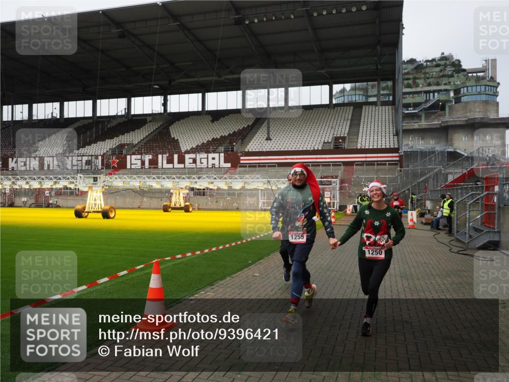 07.12.2025 - St. Pauli X-Mass-Run No. 15 Fabian Wolf http://msf.ph/oto/9396421 07.12.2025 10:38:48 Ziel 1250, 1255, 2085, 2943, 3058, 3061 meine-sportfotos.de