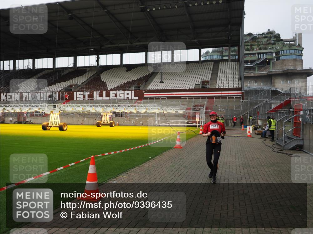 07.12.2025 - St. Pauli X-Mass-Run No. 15 Fabian Wolf http://msf.ph/oto/9396435 07.12.2025 10:38:51 Ziel 1250, 1255, 2943, 3058, 3061 meine-sportfotos.de