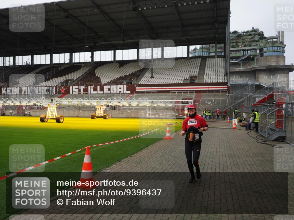07.12.2025 - St. Pauli X-Mass-Run No. 15 Fabian Wolf http://msf.ph/oto/9396437 07.12.2025 10:38:52 Ziel 1250, 1255, 2943, 3058, 3061 meine-sportfotos.de