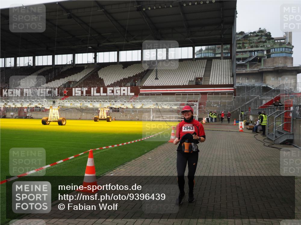 07.12.2025 - St. Pauli X-Mass-Run No. 15 Fabian Wolf http://msf.ph/oto/9396439 07.12.2025 10:38:52 Ziel 1250, 1255, 2943, 3058, 3061 meine-sportfotos.de