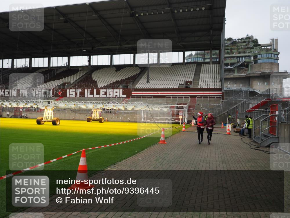 07.12.2025 - St. Pauli X-Mass-Run No. 15 Fabian Wolf http://msf.ph/oto/9396445 07.12.2025 10:39:00 Ziel 1250, 1255, 1417, 2827, 2828, 2943, 3061 meine-sportfotos.de