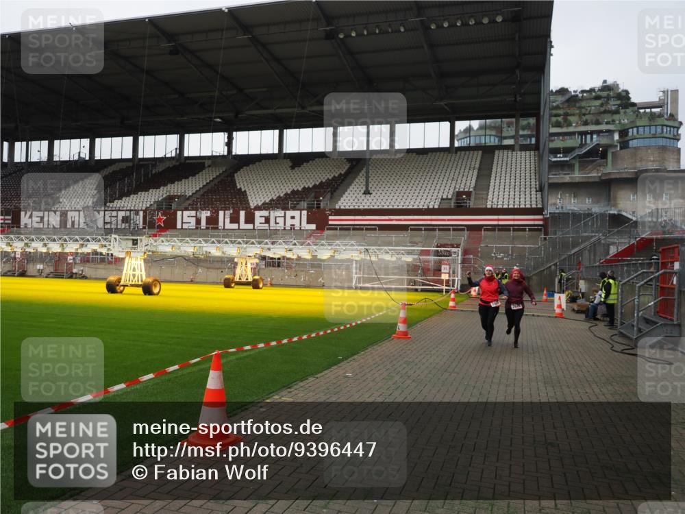 07.12.2025 - St. Pauli X-Mass-Run No. 15 Fabian Wolf http://msf.ph/oto/9396447 07.12.2025 10:39:00 Ziel 1250, 1255, 1417, 2827, 2828, 2943, 3061 meine-sportfotos.de