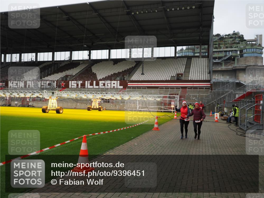 07.12.2025 - St. Pauli X-Mass-Run No. 15 Fabian Wolf http://msf.ph/oto/9396451 07.12.2025 10:39:01 Ziel 1250, 1255, 1417, 2827, 2828, 2943, 3061 meine-sportfotos.de