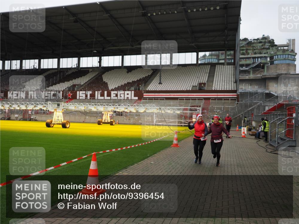 07.12.2025 - St. Pauli X-Mass-Run No. 15 Fabian Wolf http://msf.ph/oto/9396454 07.12.2025 10:39:02 Ziel 1250, 1255, 1417, 2827, 2828, 2943 meine-sportfotos.de