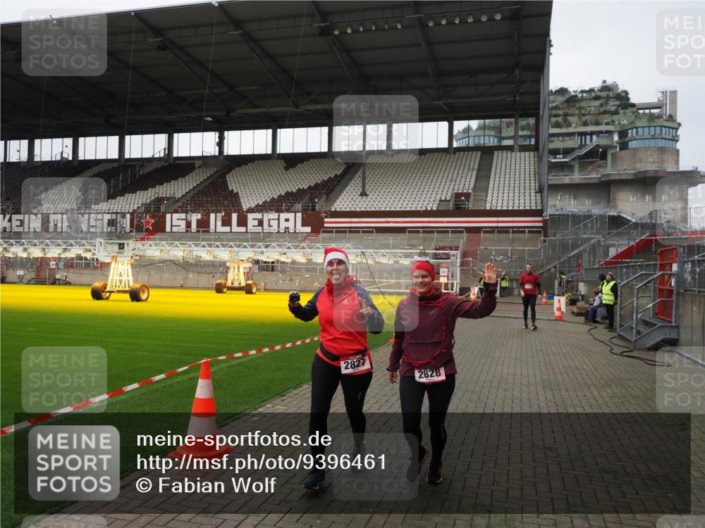 07.12.2025 - St. Pauli X-Mass-Run No. 15 Fabian Wolf http://msf.ph/oto/9396461 07.12.2025 10:39:03 Ziel 1417, 2827, 2828, 2943 meine-sportfotos.de