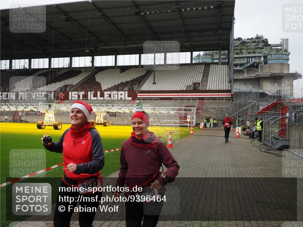 07.12.2025 - St. Pauli X-Mass-Run No. 15 Fabian Wolf http://msf.ph/oto/9396464 07.12.2025 10:39:04 Ziel 1417, 2827, 2828, 2943 meine-sportfotos.de