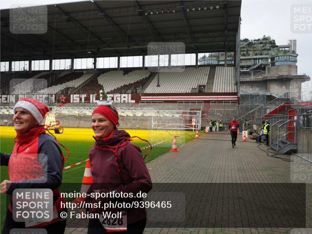 07.12.2025 - St. Pauli X-Mass-Run No. 15 Fabian Wolf http://msf.ph/oto/9396465 07.12.2025 10:39:04 Ziel 1417, 2827, 2828, 2943 meine-sportfotos.de