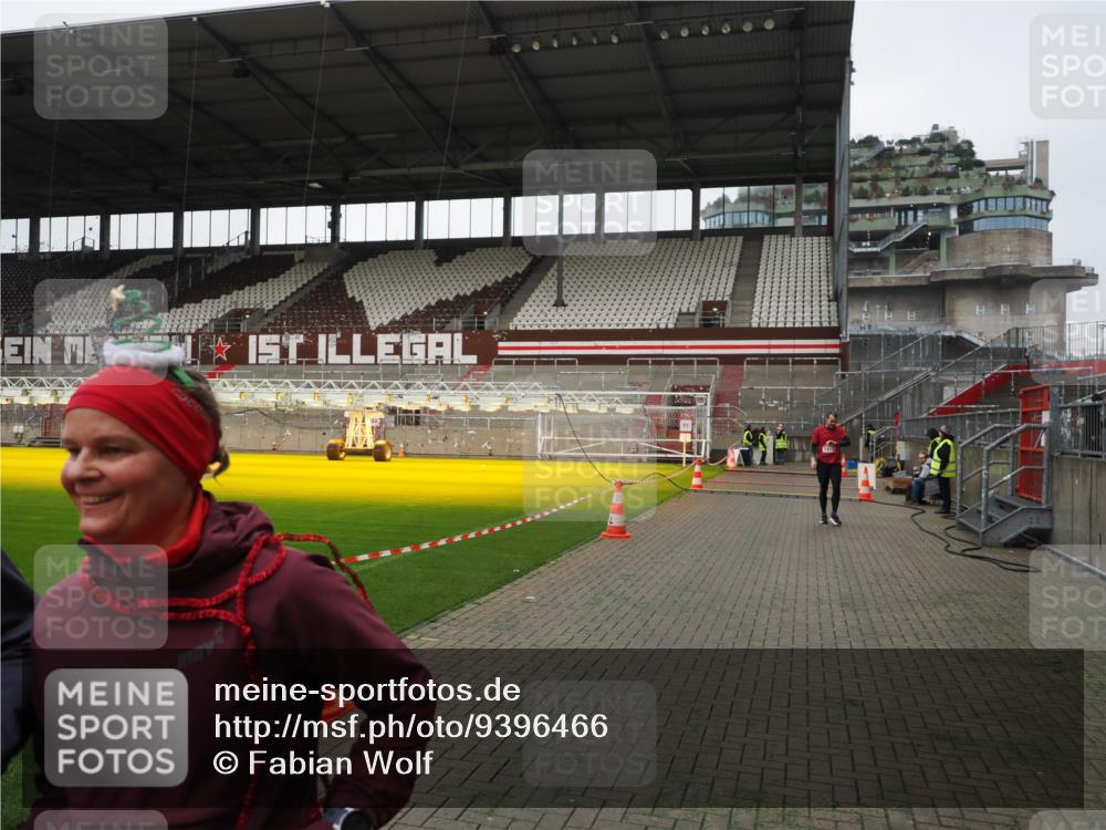 07.12.2025 - St. Pauli X-Mass-Run No. 15 Fabian Wolf http://msf.ph/oto/9396466 07.12.2025 10:39:04 Ziel 1417, 2827, 2828, 2943 meine-sportfotos.de