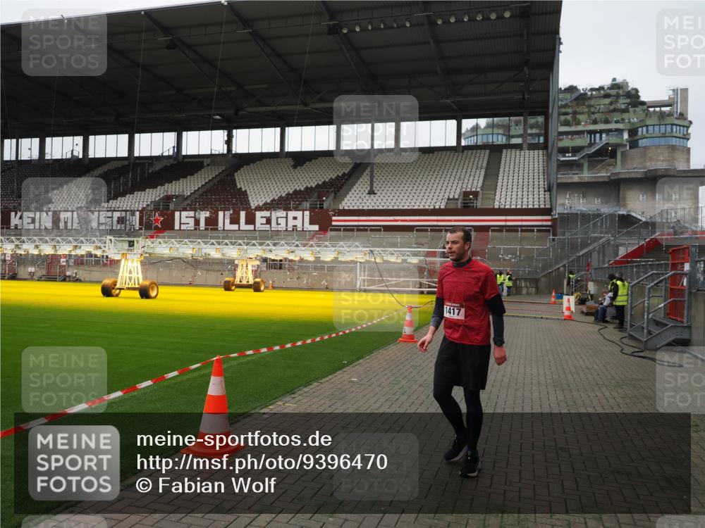 07.12.2025 - St. Pauli X-Mass-Run No. 15 Fabian Wolf http://msf.ph/oto/9396470 07.12.2025 10:39:11 Ziel 1417, 2827, 2828 meine-sportfotos.de