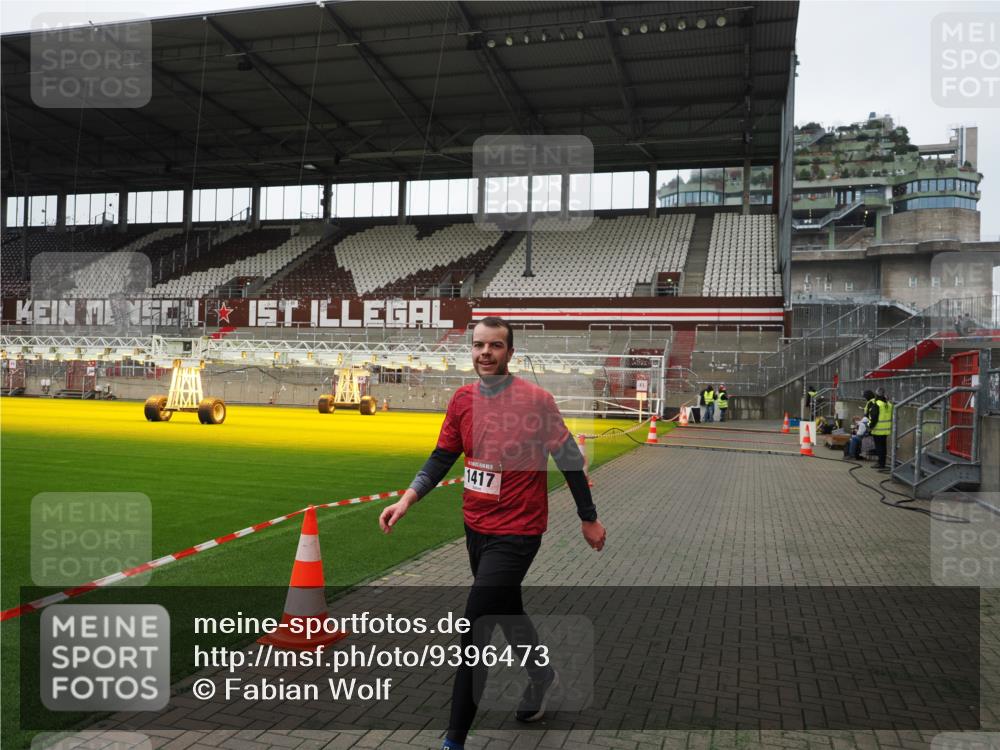 07.12.2025 - St. Pauli X-Mass-Run No. 15 Fabian Wolf http://msf.ph/oto/9396473 07.12.2025 10:39:11 Ziel 1417, 2827, 2828 meine-sportfotos.de