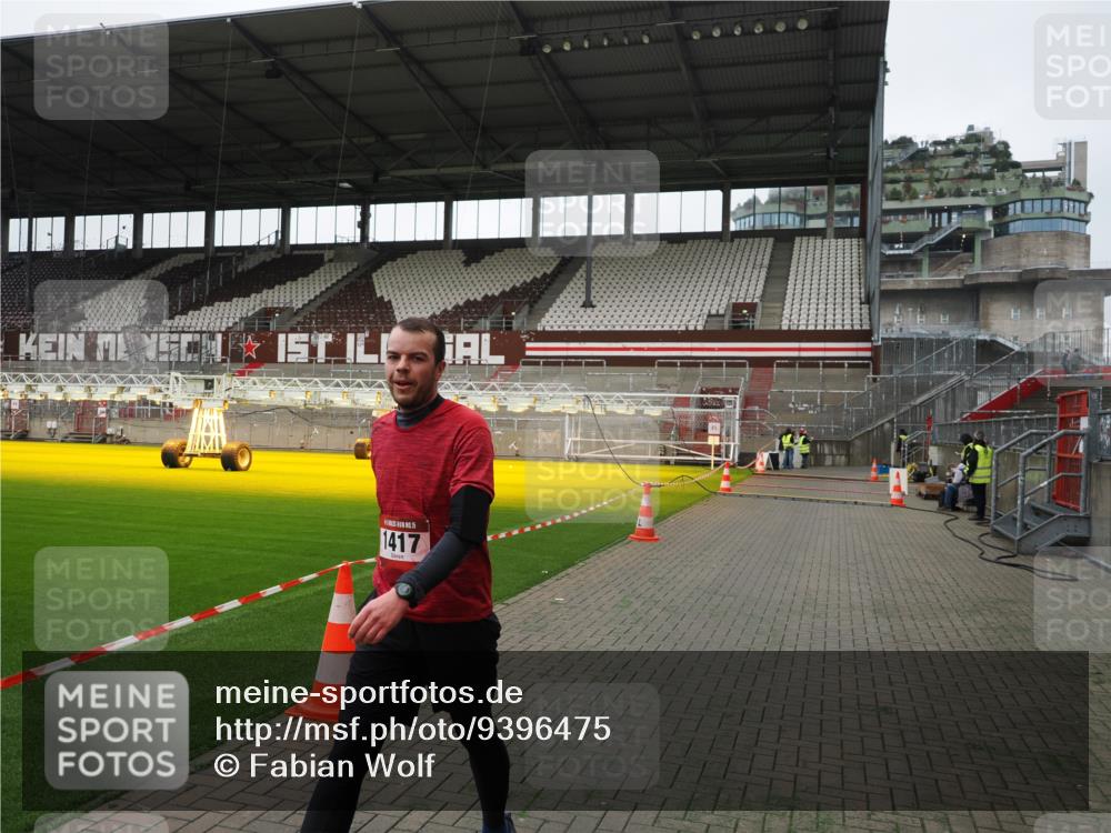 07.12.2025 - St. Pauli X-Mass-Run No. 15 Fabian Wolf http://msf.ph/oto/9396475 07.12.2025 10:39:12 Ziel 1417, 2827, 2828 meine-sportfotos.de