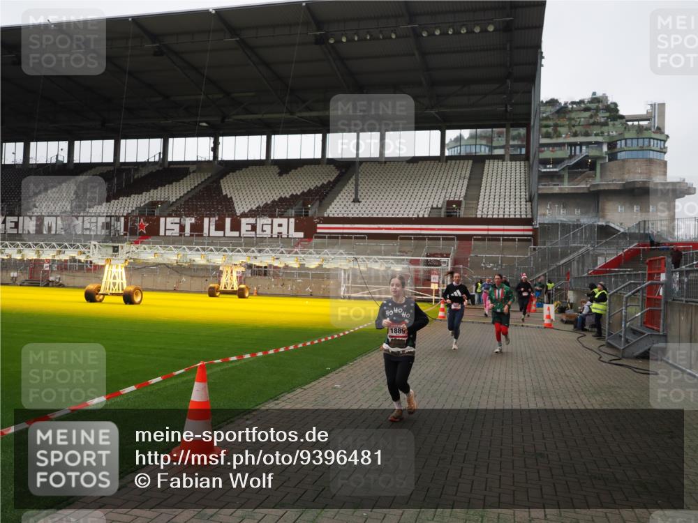 07.12.2025 - St. Pauli X-Mass-Run No. 15 Fabian Wolf http://msf.ph/oto/9396481 07.12.2025 10:39:25 Ziel 981, 1796, 1889, 3118, 3240 meine-sportfotos.de
