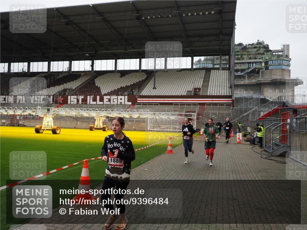 07.12.2025 - St. Pauli X-Mass-Run No. 15 Fabian Wolf http://msf.ph/oto/9396484 07.12.2025 10:39:26 Ziel 981, 1796, 1889, 2354, 3118, 3240 meine-sportfotos.de
