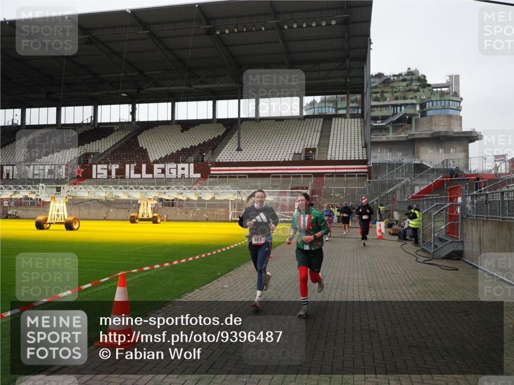 07.12.2025 - St. Pauli X-Mass-Run No. 15 Fabian Wolf http://msf.ph/oto/9396487 07.12.2025 10:39:27 Ziel 981, 1796, 1889, 2354, 3118, 3240, 3242 meine-sportfotos.de