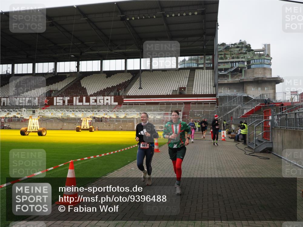 07.12.2025 - St. Pauli X-Mass-Run No. 15 Fabian Wolf http://msf.ph/oto/9396488 07.12.2025 10:39:28 Ziel 981, 1796, 1889, 2354, 3118, 3240, 3242 meine-sportfotos.de