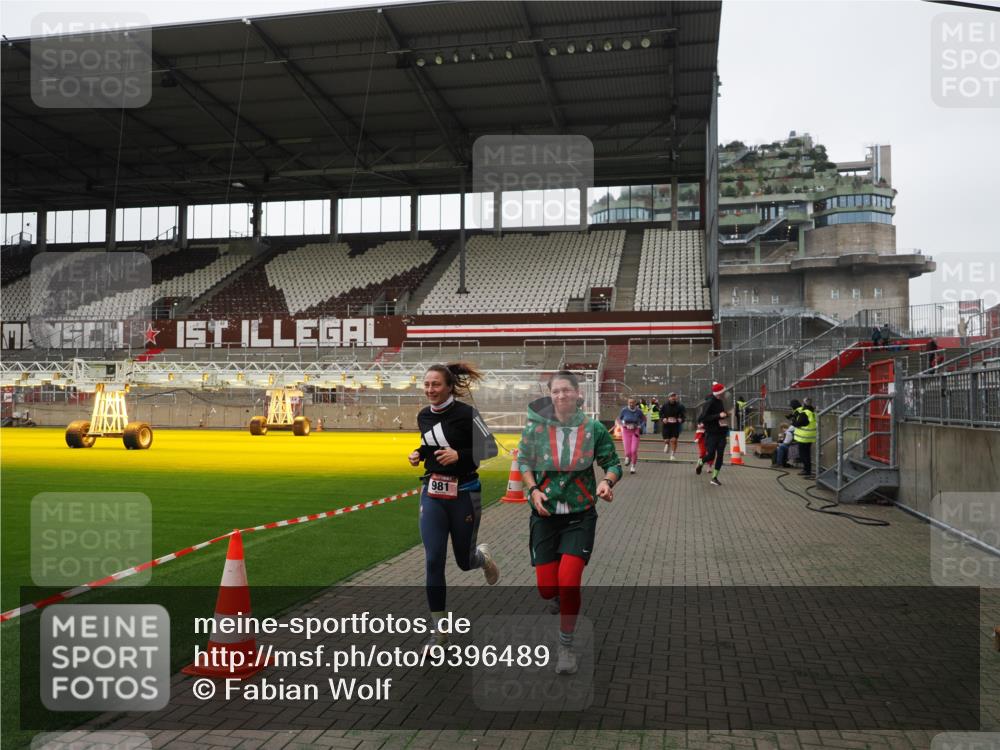 07.12.2025 - St. Pauli X-Mass-Run No. 15 Fabian Wolf http://msf.ph/oto/9396489 07.12.2025 10:39:28 Ziel 981, 1796, 1889, 2354, 3118, 3240, 3242 meine-sportfotos.de