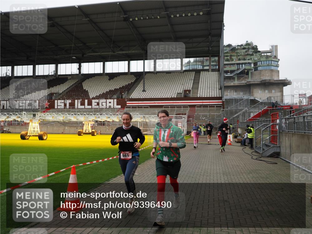 07.12.2025 - St. Pauli X-Mass-Run No. 15 Fabian Wolf http://msf.ph/oto/9396490 07.12.2025 10:39:28 Ziel 981, 1796, 1889, 2354, 3118, 3240, 3242 meine-sportfotos.de