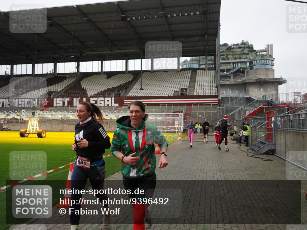 07.12.2025 - St. Pauli X-Mass-Run No. 15 Fabian Wolf http://msf.ph/oto/9396492 07.12.2025 10:39:28 Ziel 981, 1796, 1889, 2354, 3118, 3240, 3242 meine-sportfotos.de