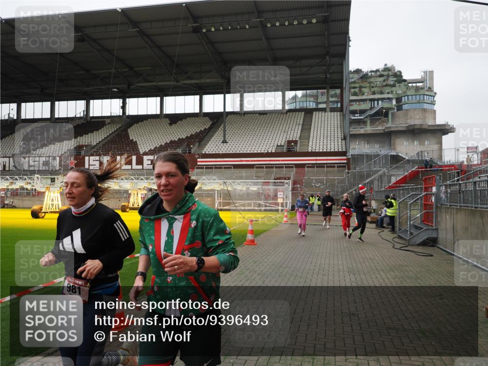 07.12.2025 - St. Pauli X-Mass-Run No. 15 Fabian Wolf http://msf.ph/oto/9396493 07.12.2025 10:39:29 Ziel 981, 1796, 1889, 2354, 2420, 3118, 3240, 3242 meine-sportfotos.de