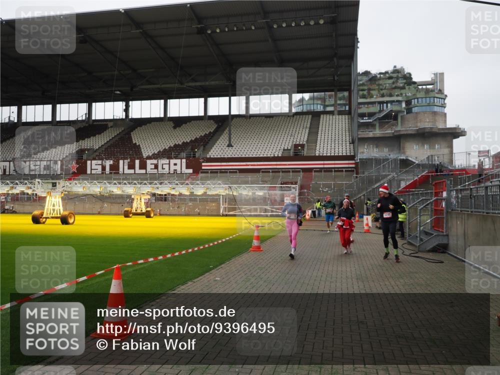 07.12.2025 - St. Pauli X-Mass-Run No. 15 Fabian Wolf http://msf.ph/oto/9396495 07.12.2025 10:39:30 Ziel 981, 1796, 1889, 2354, 2420, 3118, 3240, 3242 meine-sportfotos.de