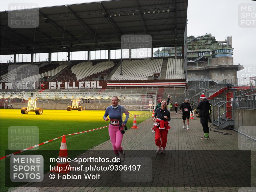 07.12.2025 - St. Pauli X-Mass-Run No. 15 Fabian Wolf http://msf.ph/oto/9396497 07.12.2025 10:39:32 Ziel 981, 1796, 1889, 2354, 2420, 3118, 3240, 3242 meine-sportfotos.de