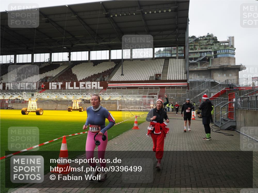 07.12.2025 - St. Pauli X-Mass-Run No. 15 Fabian Wolf http://msf.ph/oto/9396499 07.12.2025 10:39:32 Ziel 981, 1796, 1889, 2354, 2420, 3118, 3240, 3242 meine-sportfotos.de
