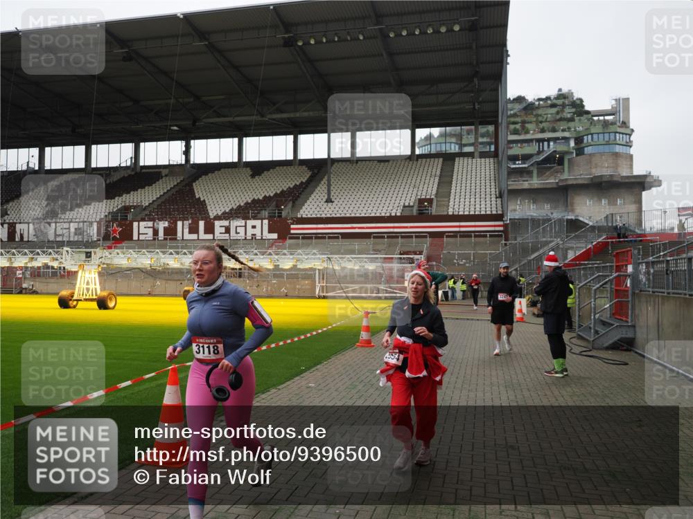 07.12.2025 - St. Pauli X-Mass-Run No. 15 Fabian Wolf http://msf.ph/oto/9396500 07.12.2025 10:39:33 Ziel 981, 1796, 1889, 2354, 2420, 3118, 3240, 3242, 4207, 4211 meine-sportfotos.de